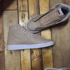 Tan Nike high tops !)